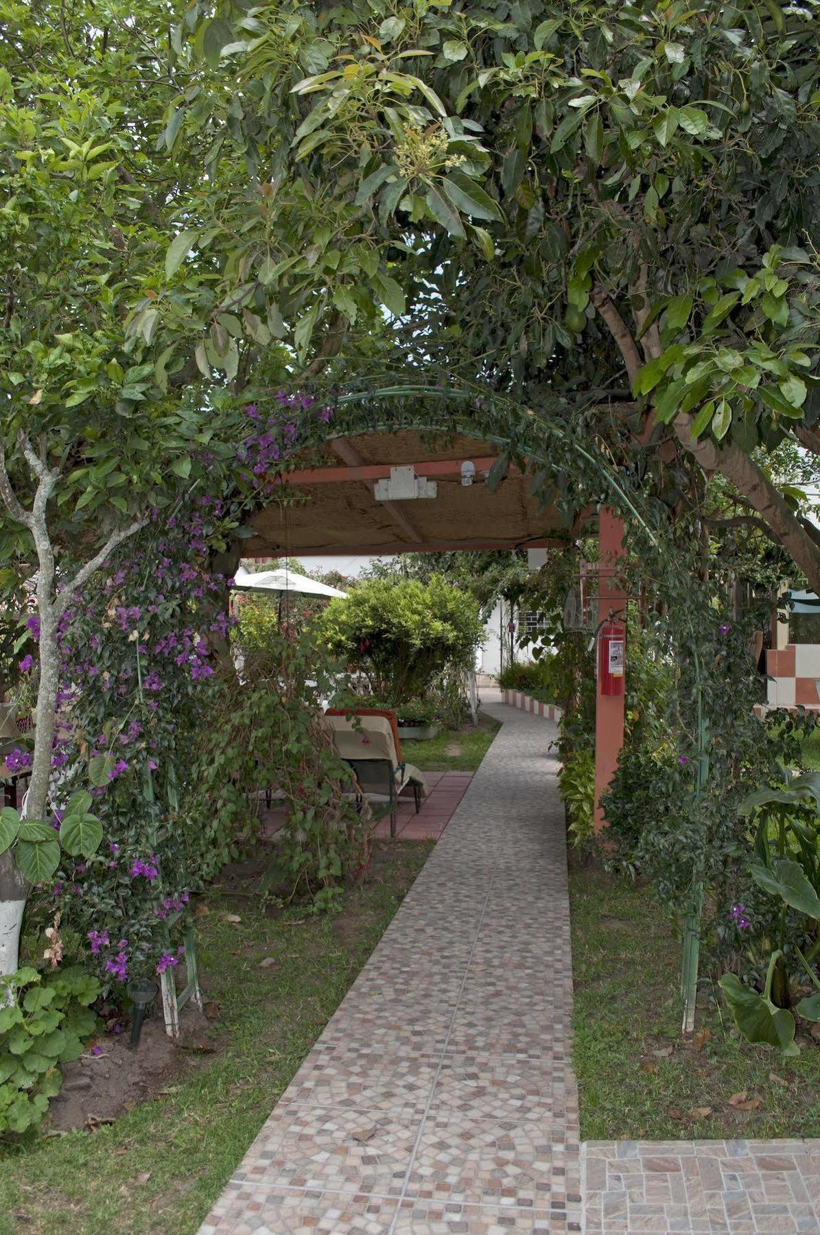 Hostal El Parque Tababela Kültér fotó